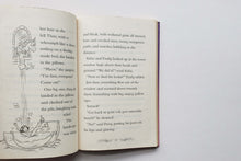 Загрузить изображение в средство просмотра галереи, Unicorn magic (ПОДЕРЖАННАЯ книга)
