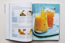Загрузить изображение в средство просмотра галереи, Juicing, smoothies and blended drinks (ПОДЕРЖАННАЯ книга)
